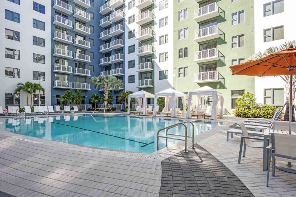 Apartments North Miami Beach - Lazul Apartments Pool and Cabanas