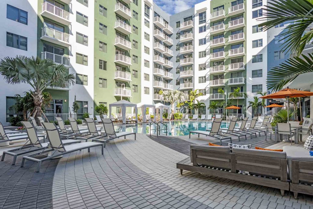 Apartments in North Miami Beach - Lazul Apartments Outdoor Lounge
